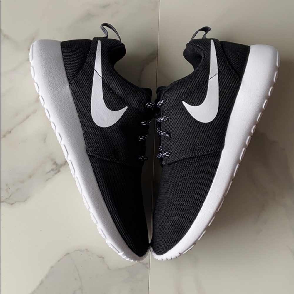 NWT Nike roshe one black sneakers shoes - Picture 4 of 7